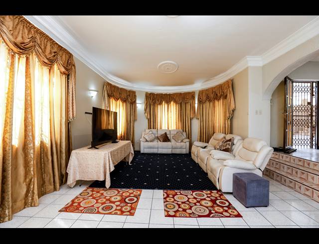 4 BEDROOM HOUSE FOR SALE IN NEWLANDS WEST